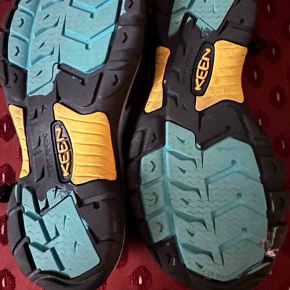KEEN blue with gold trim sneakers size 11 - Picture 3 of 3